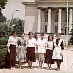 Девочки 10 "А"  на фоне чеховки. Май 1989 г.