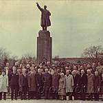 Передовики Заводского района возле памятника в ДК Ленина. Конец 80-х годов.