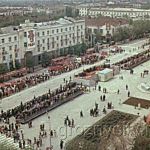 Праздничная демонстрация в Грозном на площади им. Ленина.