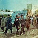 Праздничная демонстрация в Грозном на площади им. Ленина.