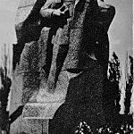 Памятник героям гражданской войны 1918 года - Асланбеку Шерипову, Гапуру Ахриеву, Николаю Гикало. Скульптор - Иван Бекичев, архитектор - Яков Беркович.
