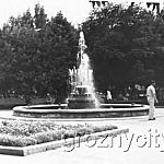 Фонтан в Комсомольском сквере возле школы № 1.