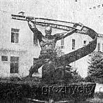 Памятник пожарным, погибшим во время тушения пожаров от налетов немецко-фашистских стервятников на нефтеперерабатывающие заводы в окрестностях города Грозного в октябре 1942 года.