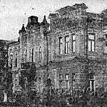 Это здание было построено по проекту инженера И. В. Рябикина в 1902 году. По тем временам это было обширное и благоустроенное здание. Назвали его в честь великого русского поэта А. С. Пушкина. Ныне в нем размещается средняя школа № 13.