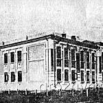 В 1910 году в Грозном был заложен первый камень под фундамент реального училища. Строительство производилось по проекту архитектора П. П. Шмидта. 1 сентября 1912 года в новом здании реального училища начались занятия. В настоящее время в этом здании размещена школа № 2.