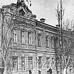 В этом доме (ул. Субботников, 92) во время стодневных боев находился командный пункт Левого фронта
