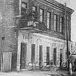 В этом здании (ул. Гвардейская, 4 в бывшей гостинице «Север», находился укрепленный пункт бичераховцев, прикрывавший подступы к вокзалу
